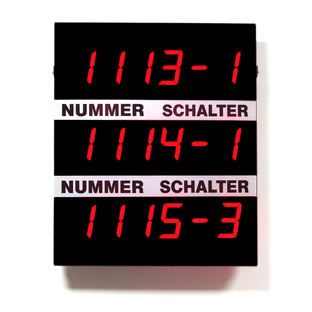 Q-smart 7-Segment-Hauptanzeige mit roten LED-Zahlen für Nummer und Schalter.