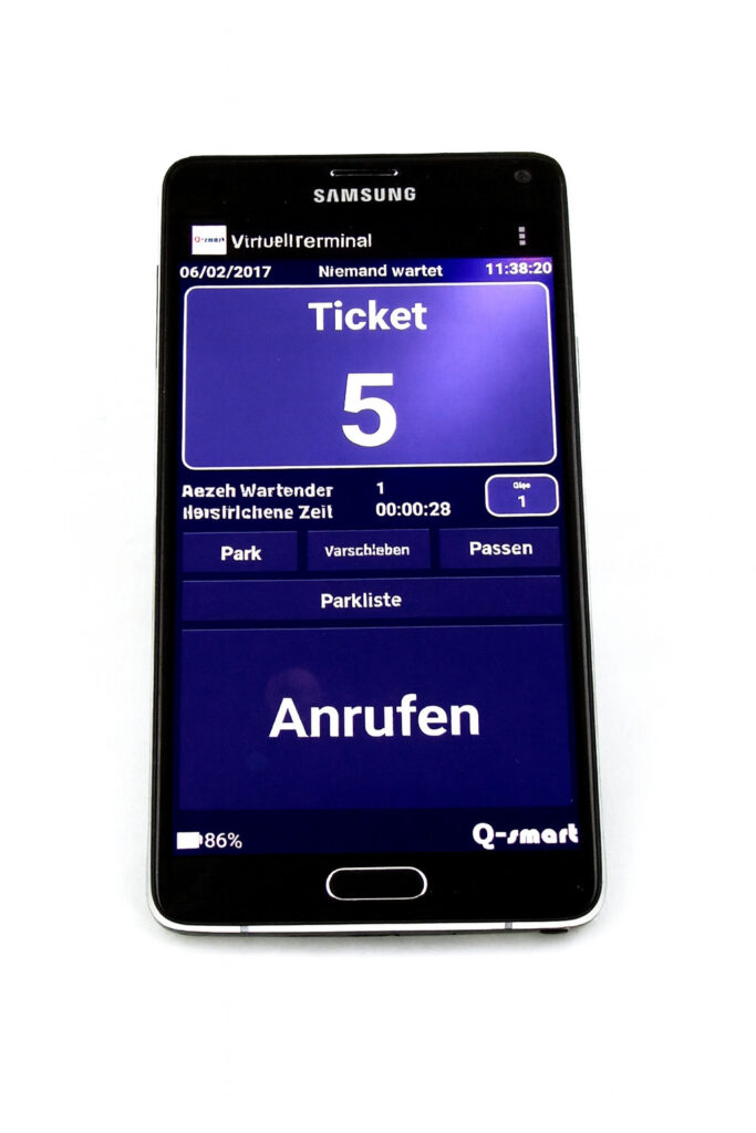 Android-Smartphone mit Q-smart Warteschlangenaufruf-Software auf dem Bildschirm