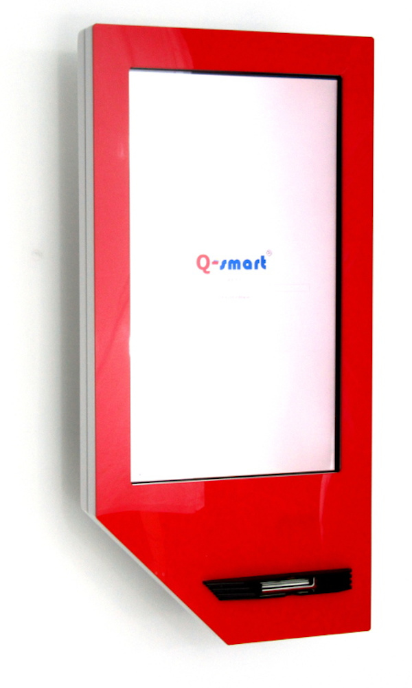 Wandmontiertes Q-smart E3 Refleks Touchscreen-Wartemarken-Terminal mit rotem Rahmen und integriertem Thermodrucker.