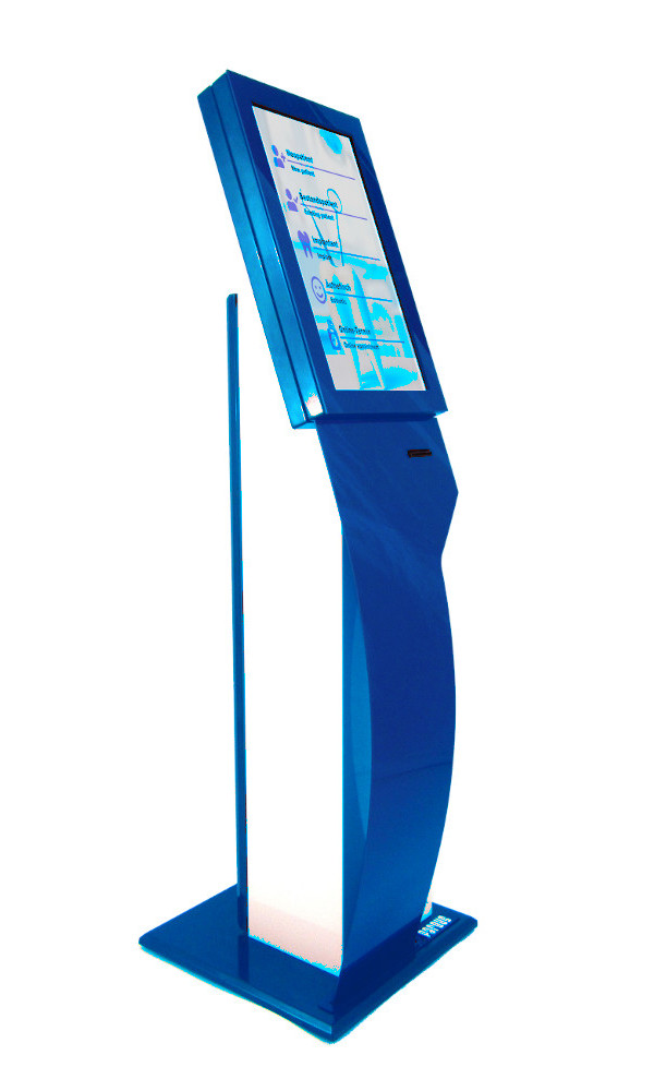 Q-smart E2 freistehender Ticketautomat mit 22″ Touchscreen, glänzendem blauen Gehäuse und integriertem Drucker.