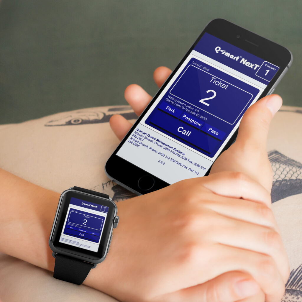 Q-smart Cloud-Ticketaufruf auf Smartphone und Smartwatch mit Ticketnummer 2